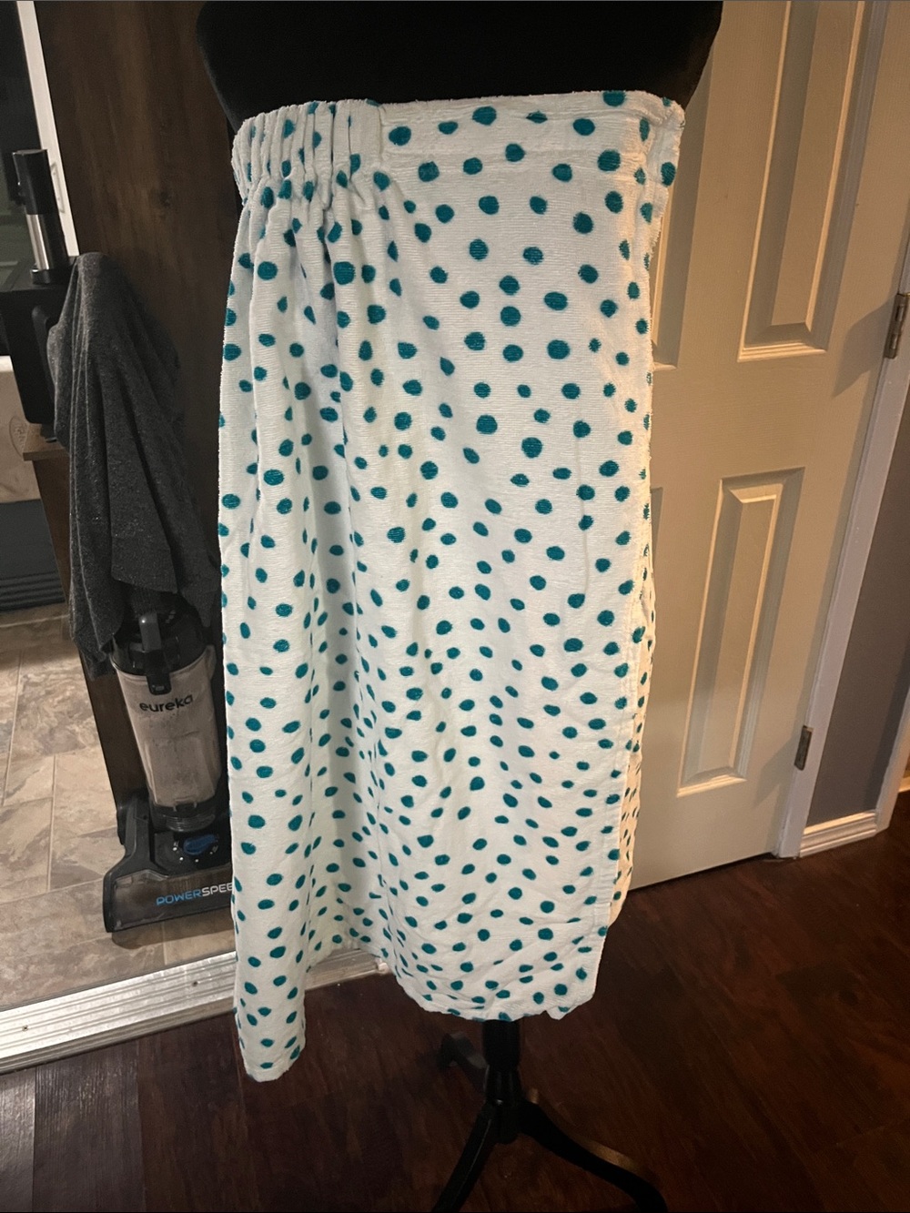 Mainstays White Spa Wrap with Teal Dot Print